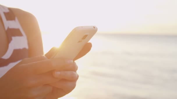 Telefon - Kvinna sms sms med hjälp av app smartphone på stranden — Stockvideo