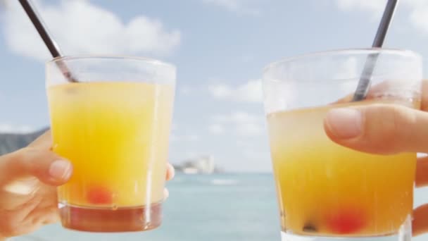 Beach bar party picie przyjaciół toasting Mai Tai — Wideo stockowe