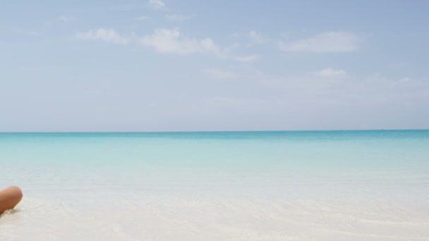 Bikini de playa mujer bronceado en vacaciones de verano vacaciones en el paraíso — Vídeo de stock
