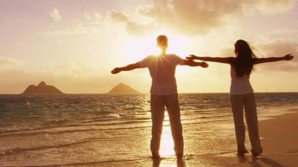 Serena pareja feliz disfrutando de la naturaleza puesta de sol levantando brazos al cielo disfrutando de la libertad — Vídeos de Stock