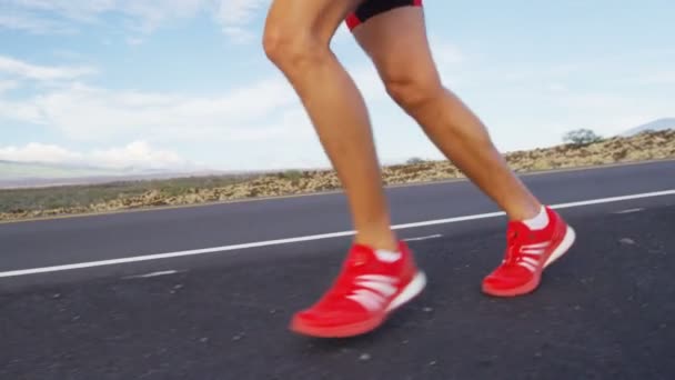 Löpskor på manlig triathlete löpare - närbild av fötter som springer på vägen — Stockvideo