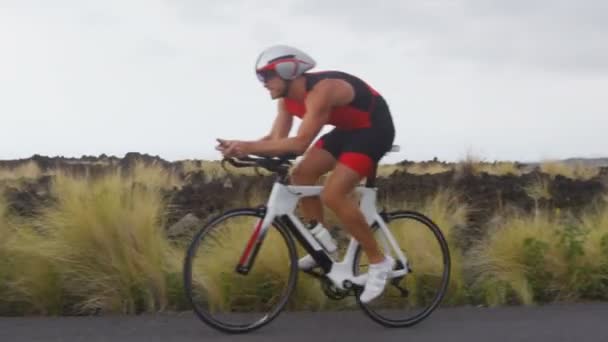 Triatlón hombre ciclismo - ciclismo de triatleta masculino en bicicleta de triatlón — Vídeos de Stock