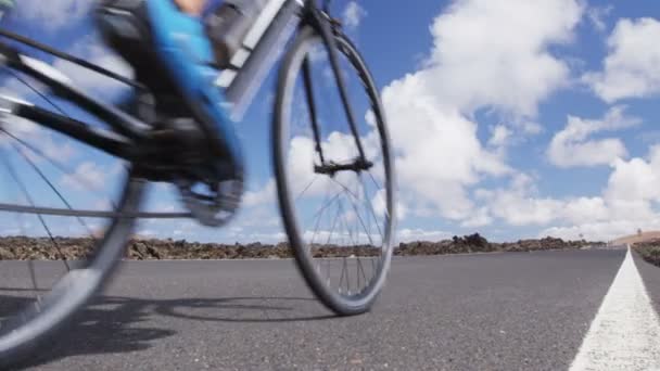 Bici da strada ciclista sportivo atleta ciclismo all'aperto primo piano — Video Stock