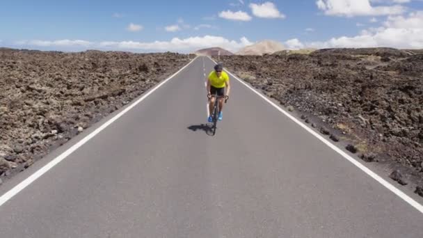 Road biking cyclist man training on bike cycling training for race — Stock Video