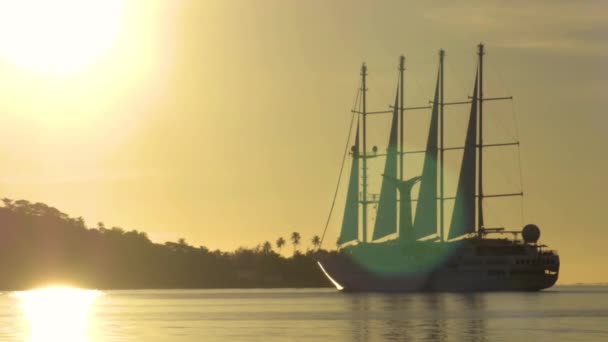 Crucero pasajero yate de lujo velero al atardecer por isla — Vídeo de stock