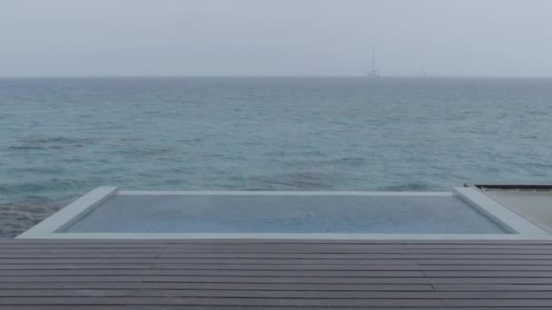 假期的雨-有趣的视频火烈鸟在豪华游泳池中飘浮，同时下雨 — 图库视频影像