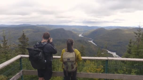 Camping mujer de la naturaleza sentado en la mesa de picnic disfrutando de la vista de la naturaleza Quebec — Vídeo de stock