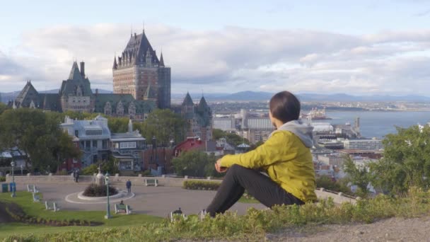 Kanada Quebec 'e seyahat eden turist, Frontenac Şatosu manzarasının keyfini çıkarıyor — Stok video