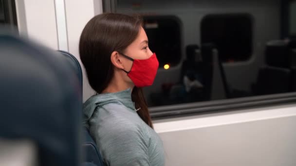 Концепція маски для обличчя. Жінка носить обов'язкову маску в громадському транспорті. Залізничний транспортний вузол. Багаторасовий жінка пасажир використовує маску для обличчя на зручній . — стокове відео