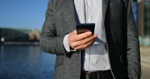 Fecho de telefone - Homem de negócios profissional usando smartphone na cidade — Vídeo de Stock