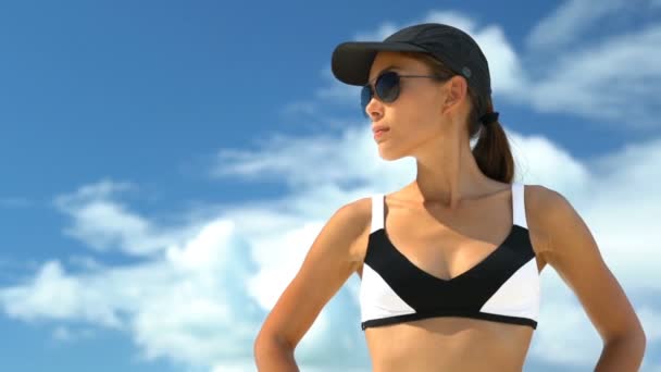 Sportliche Frau mit Sonnenbrille und Bikini - Mädchen mit Sonnenbrille — Stockvideo