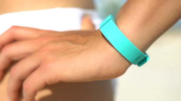 Woman bär aktivitetsarmband klocka på stranden - Fitness Tracker Wearable Tech — Stockvideo