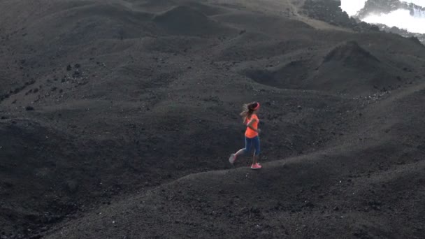 Вирішальна жінка біжить по горах морськими проходами - жіноча спортивна модель — стокове відео