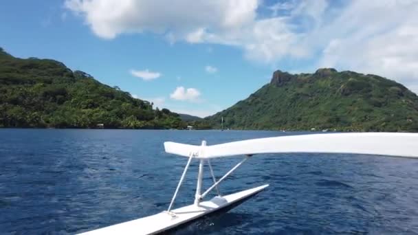 Taiti Viajar na Polinésia Francesa em barco Outrigger na lagoa oceânica em Huahine — Vídeo de Stock