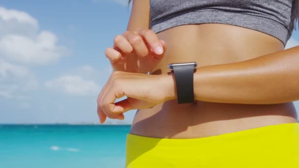 Smartwatch - Akıllı kaset takan kadın dokunuyor ve ekrana dokunuyor — Stok video