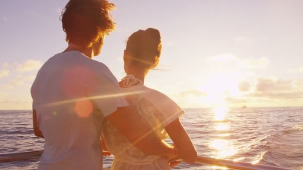 Crucero yate vacaciones pareja disfrutando de la puesta del sol vela en pequeño barco de crucero — Vídeos de Stock