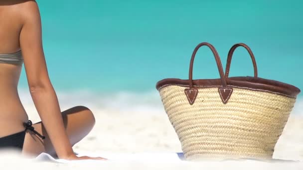 Plajda Kum Torbası Üzerinde Oturan Kadın Yaz Seyahati Konsepti — Stok video
