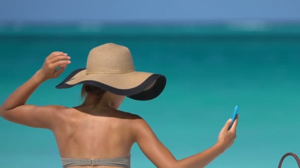 Donna scattare selfie sulla spiaggia contro il mare - Vacanze estive Concetto — Video Stock