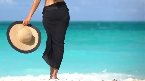 Mujer de negro Sarong sosteniendo sombrero de sol en la playa - Concepto de vacaciones de verano — Vídeos de Stock