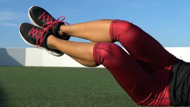 Frau macht Scheibenwischer-Übung auf dem Feld - Fitness-Übung aus nächster Nähe — Stockvideo