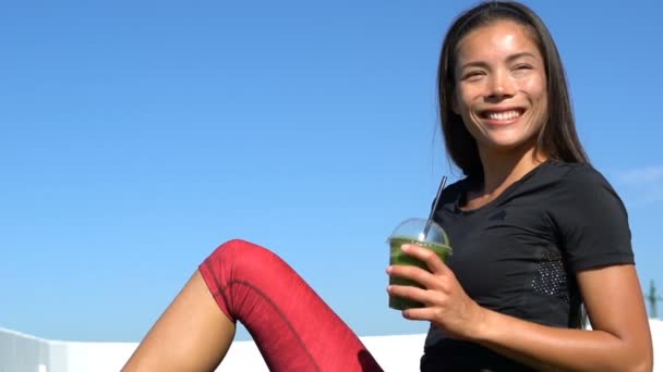 Sportliche Frau trinkt gesunden Saft gegen den Himmel - Gesunde Ernährung Detox-Saft — Stockvideo