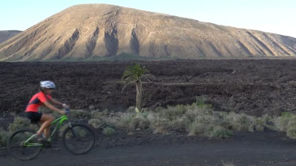 Mountain bike donna ciclismo su MTB Bike in natura - stile di vita sano e attivo — Video Stock