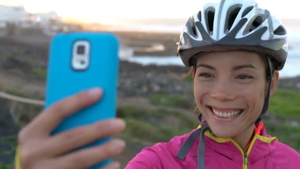 Glad cyklist Fotografering Använda Smart telefon - Friska Aktiv livsstil — Stockvideo