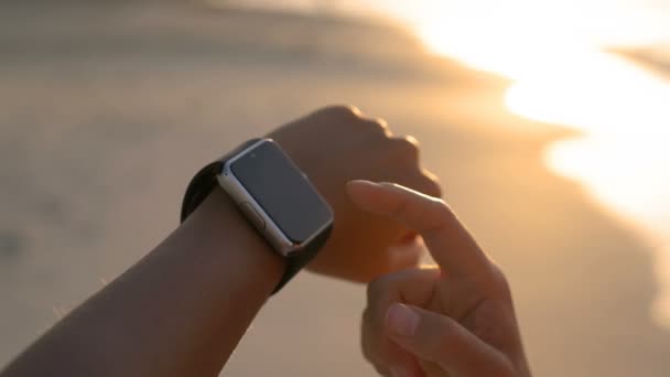 Kobieta dotykając Smartwatch On Beach - Smart Watch Nosić Technologia — Wideo stockowe