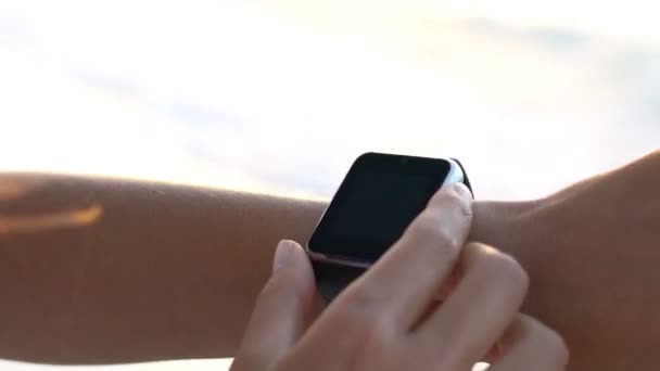 Smartwatch close-up op actieve vrouw - Smart Watch draagbare technologie — Stockvideo