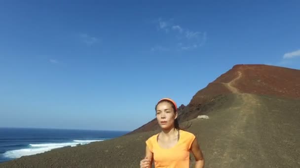 Sport Woman Runner Trail bieganie po górach - Dziewczyna ćwiczenia w lecie — Wideo stockowe