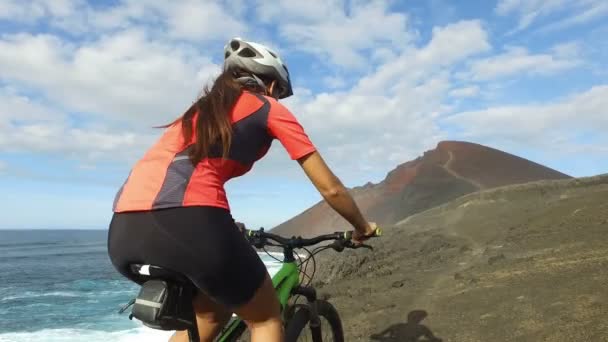 MTB mountainbike kvinna cykling på cykel genom havet - Flicka tränar på sommaren — Stockvideo