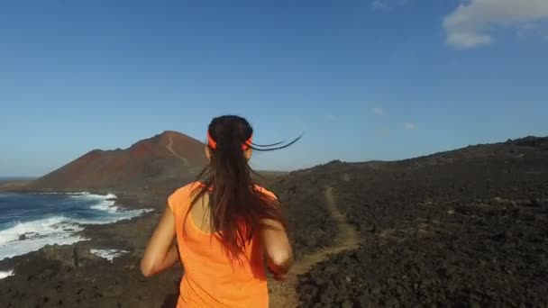 Trail Running Elszánt nő a hegyen - futó gyakorló sziklás ösvényen — Stock videók