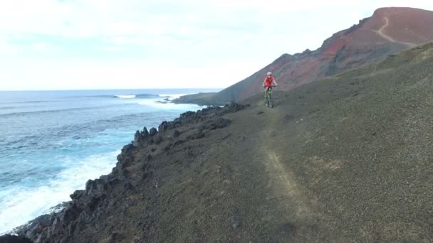 Mulher Mountain Bike na trilha em Cliff By The Sea - Feminino Mountain Biker — Vídeo de Stock