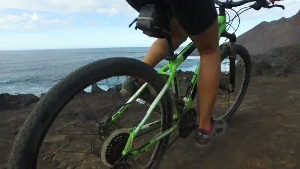 山地单车女运动员骑单车径-健康积极的生活方式 — 图库视频影像