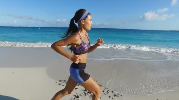 Donna Jogging Runing On Beach - corridore che si allena in estate — Video Stock