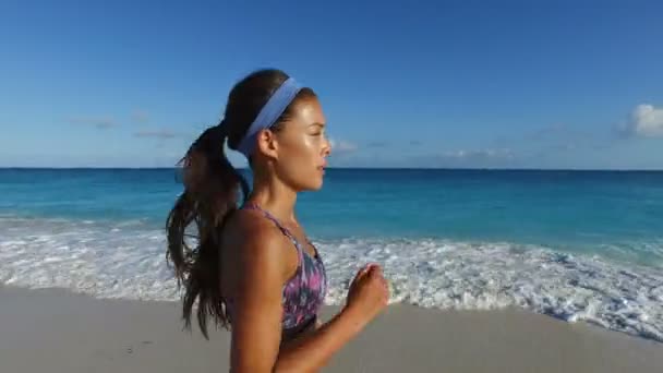 Course femme jogging sur la plage pendant l'été - Entraînement de coureuse — Video