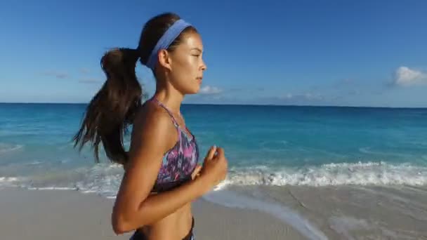 完璧なビーチで実行されている女性のジョガーに合う-健康的なアクティブライフスタイル — ストック動画