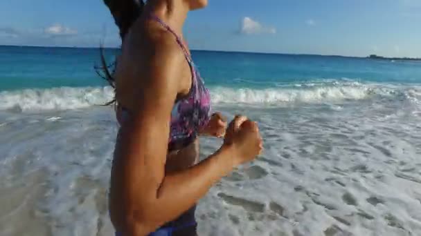 Női kocogó fut a strandon a nyár folyamán - egészséges aktív életmód — Stock videók