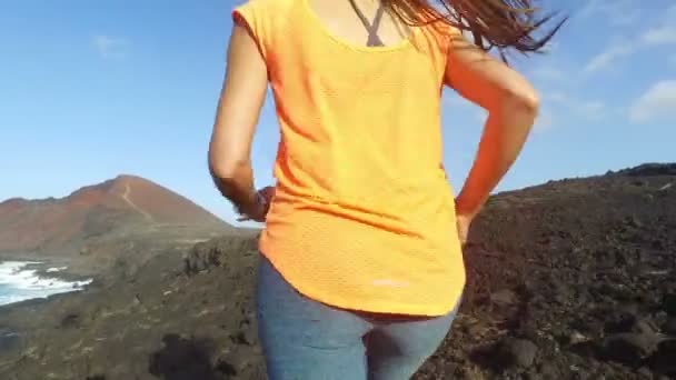 Volkslauf - Frau joggt auf Trail Run Sportliche junge Läuferin — Stockvideo