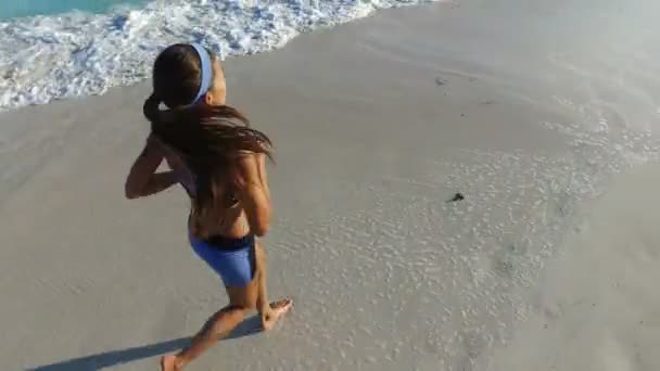 Жінка біжить на пляжі Навчання Босоніж Біг - Високий кут зору жінка бігун — стокове відео