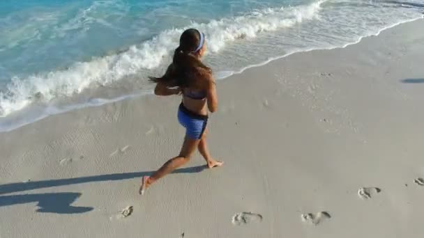 Sportovní žena běží na pláži během léta - dívka cvičení v létě — Stock video
