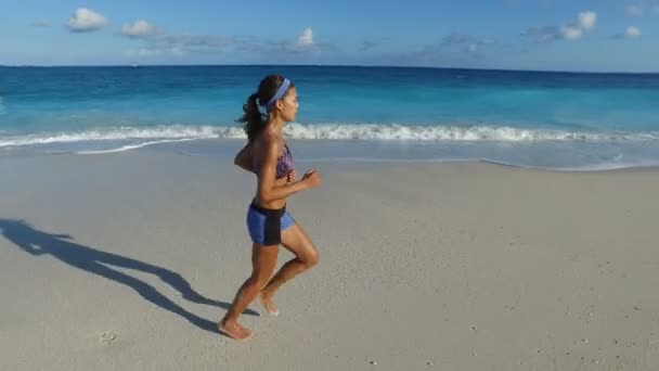 慢跑者在Idyllic海滩上奔跑-女跑步者 — 图库视频影像