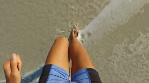 Біг ноги на пляжі пісок - біг жінка бігун спортсменка — стокове відео