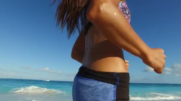 Fit Donna corridore in esecuzione sulla spiaggia contro il cielo blu - Femmina Jogger Allenamento — Video Stock