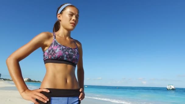 Mulher Jogging na praia contra o céu azul - Estilo de vida ativo saudável — Vídeo de Stock