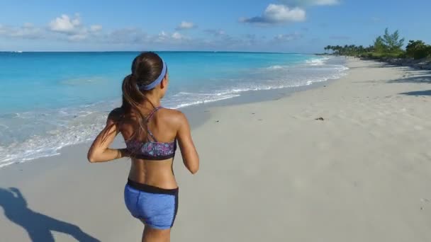 Futó Fit Woman kocogás a strandon a nyár folyamán - Női futó edzés — Stock videók
