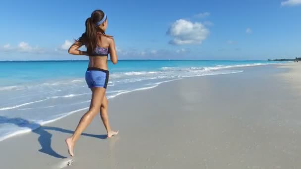 ผู้หญิงวิ่งหญิงวิ่งบนชายหาดกลางแจ้ง ผู้หญิงวิ่งออกกําลังกาย — วีดีโอสต็อก