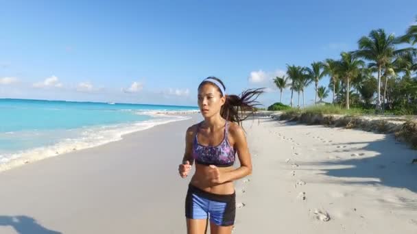 Krásná žena jogging a běh na pláži - ženské běžec cvičení — Stock video