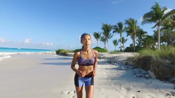 Multiracial asiatique belle femme qui court sur la plage - mode de vie actif sain — Video