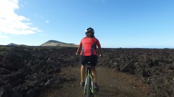 Катание на горных велосипедах по велосипедной дорожке MTB - тренировка горных велосипедисток — стоковое видео